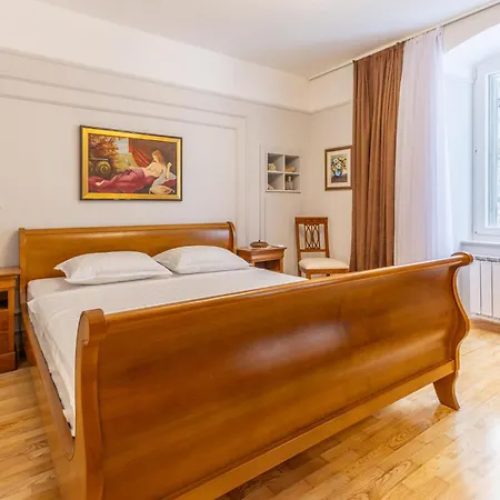 Heritage Piazza Apartman *